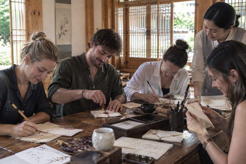 Making hanji paper and writing the letter