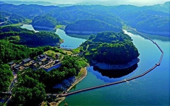 Seonseonghyeon hanok village and Andong Lake from above