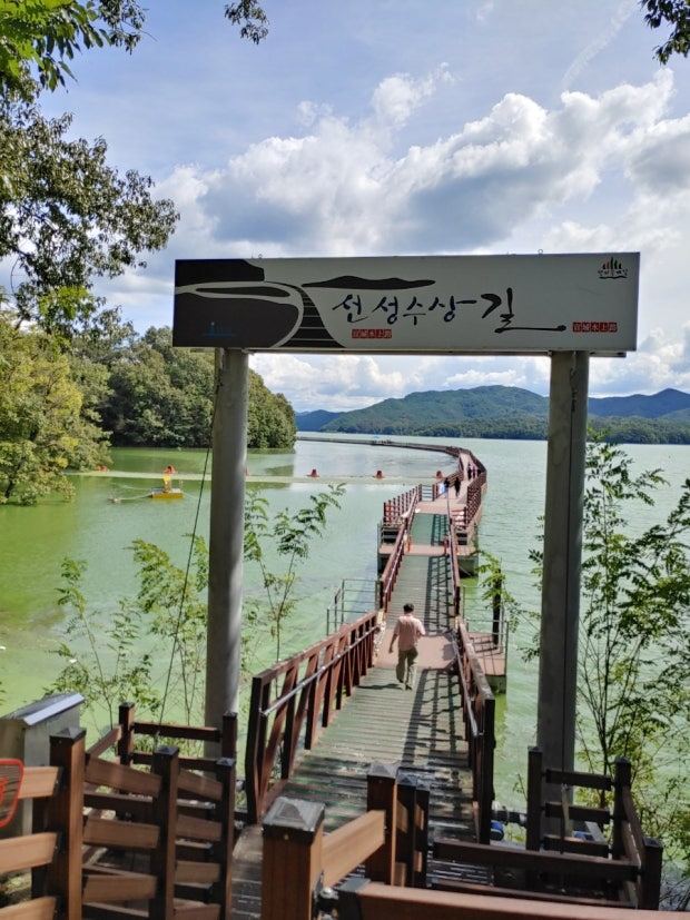 The floating walkway on Andong Lake